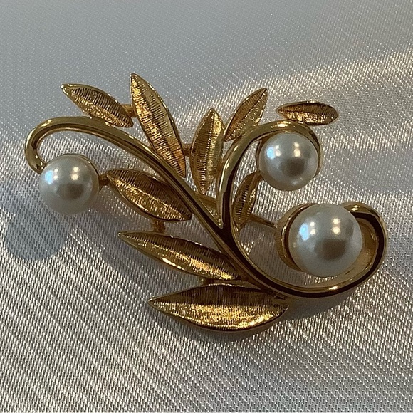 Stunning Napier Vintage Faux Pearl And Brushed Gold Tone Leaf Brooch - Picture 2 of 5